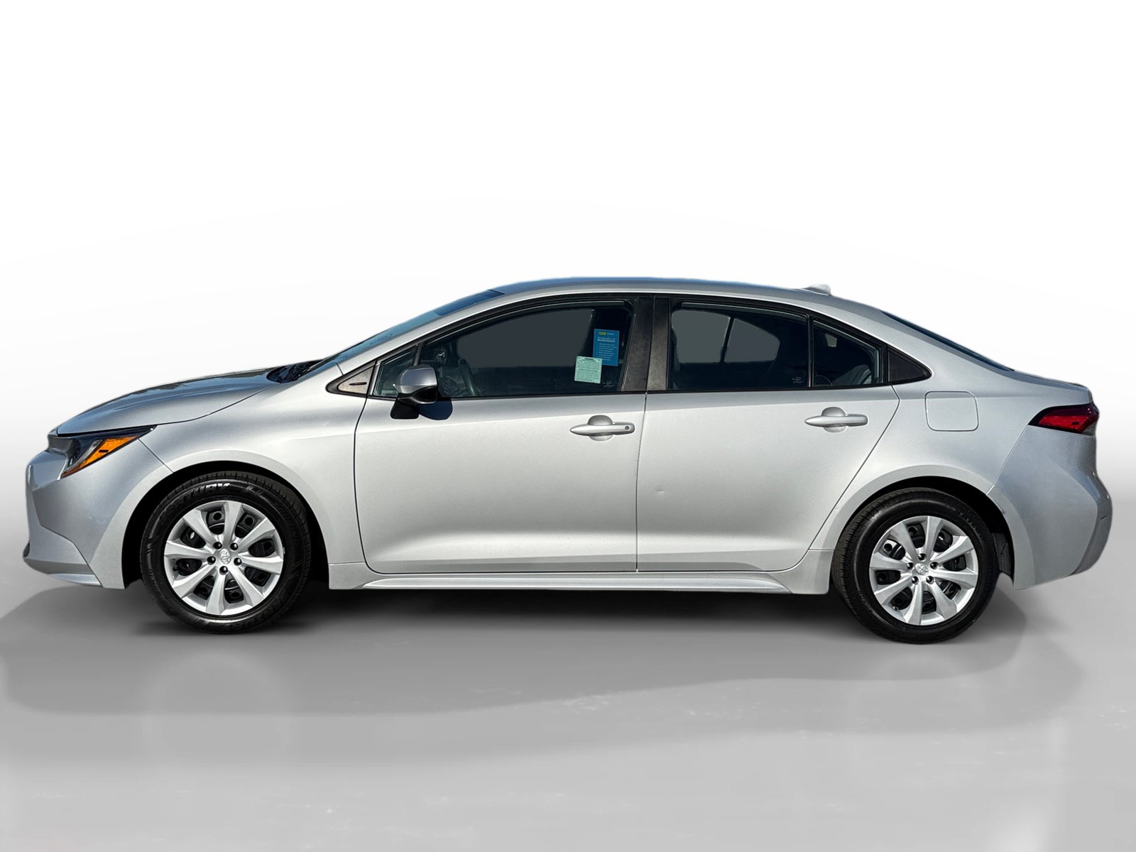 Used 2022 Toyota Corolla LE FWD image 2