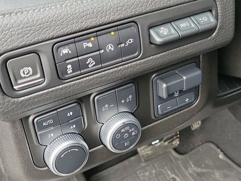 Used 2021 GMC Yukon Denali w/ Denali Premium Package image 11