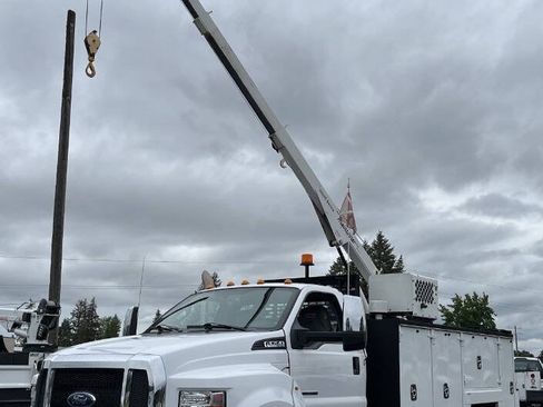 Used 2017 Ford F750 2WD Regular Cab Super Duty image 23