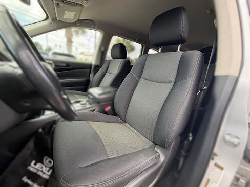 Used 2018 Nissan Pathfinder SV AWD/4WD image 9