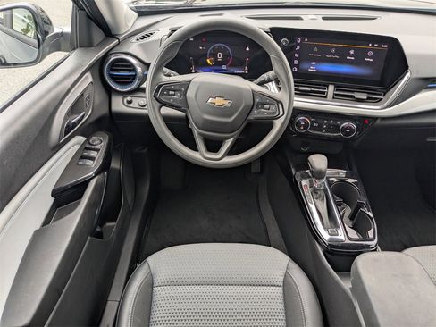 Certified 2025 Chevrolet Trax LT image 18