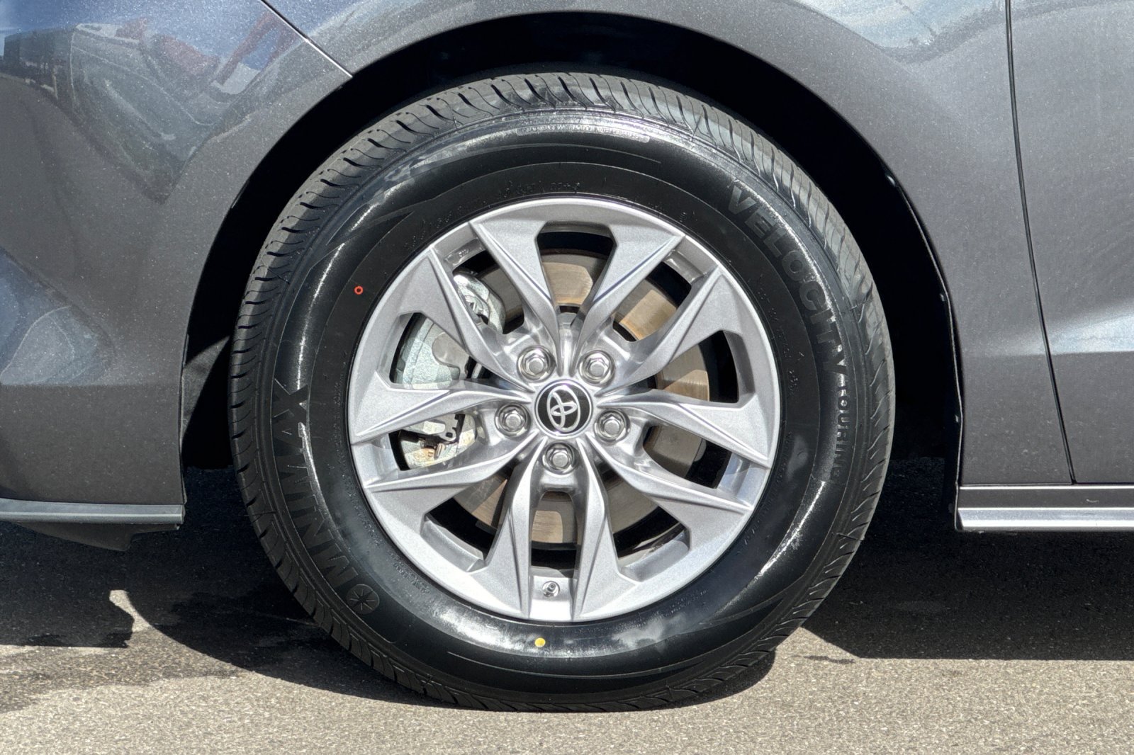 Used 2025 Toyota Sienna XLE FWD image 44