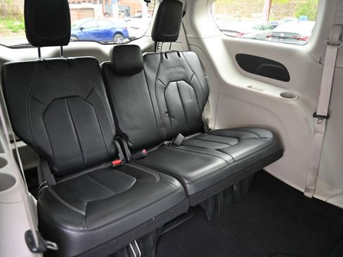 Used 2024 Chrysler Pacifica Touring-L FWD image 19