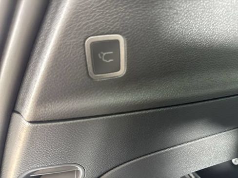 Used 2025 Chrysler Pacifica Select FWD image 34