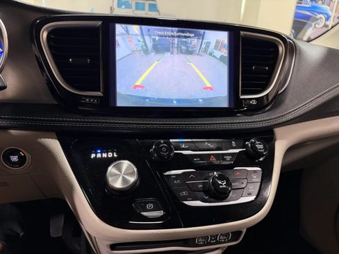 Used 2023 Chrysler Pacifica Touring-L FWD image 49