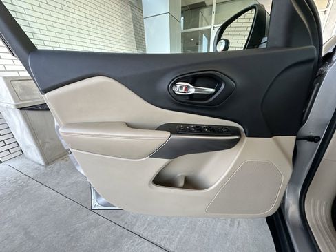 Used 2019 Jeep Cherokee Latitude w/ Popular Appearance Group FWD image 20