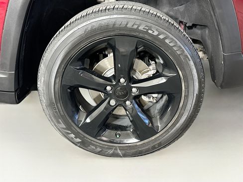 Used 2023 Jeep Grand Cherokee Altitude image 11