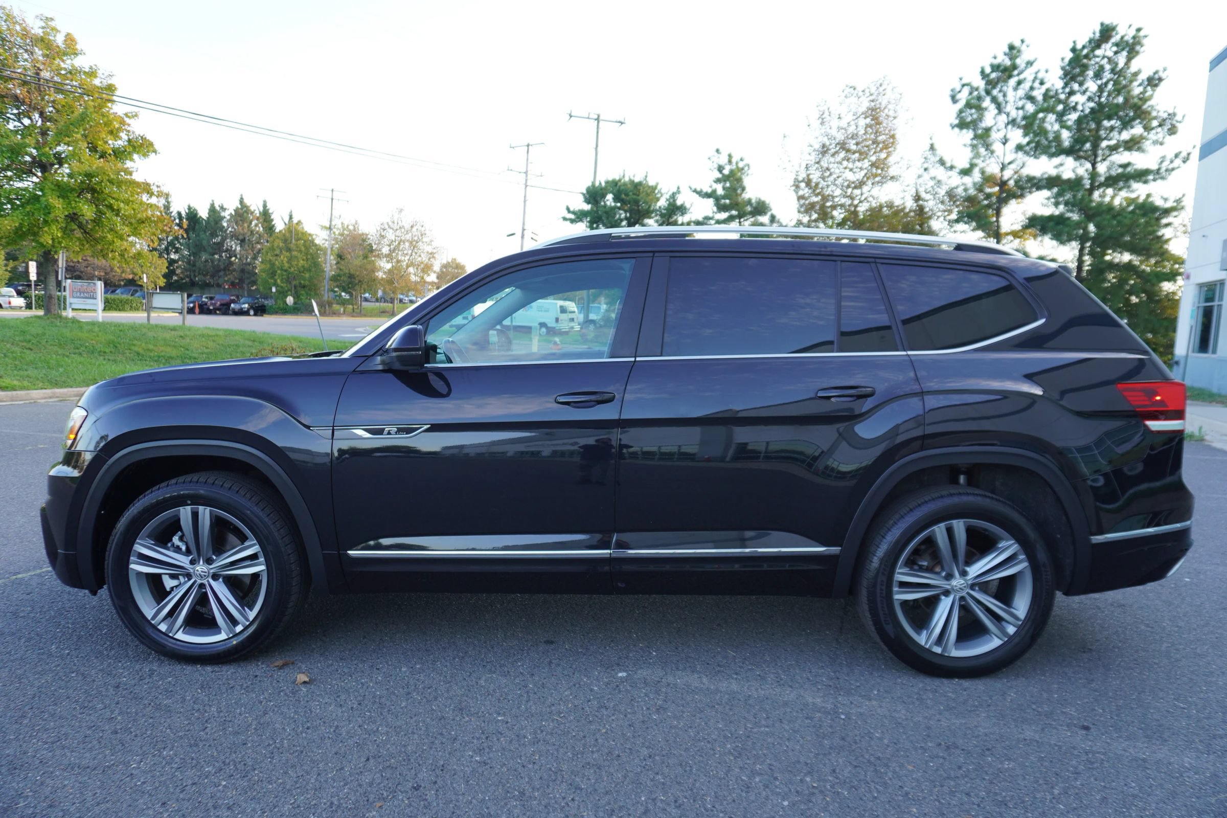 Used 2019 Volkswagen Atlas SEL R-Line AWD/4WD image 3
