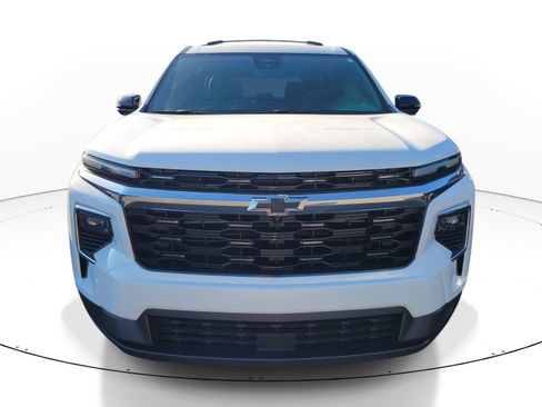 Used 2025 Chevrolet Traverse LT w/ Driver Confidence Package FWD image 2