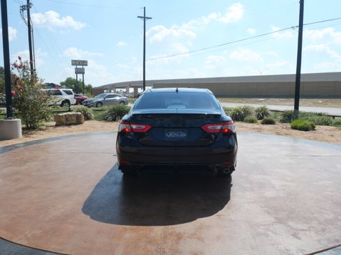 Used 2020 Toyota Camry SE image 3