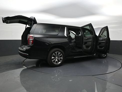 Used 2024 Chevrolet Suburban LT w/ LT Signature Package RWD image 27