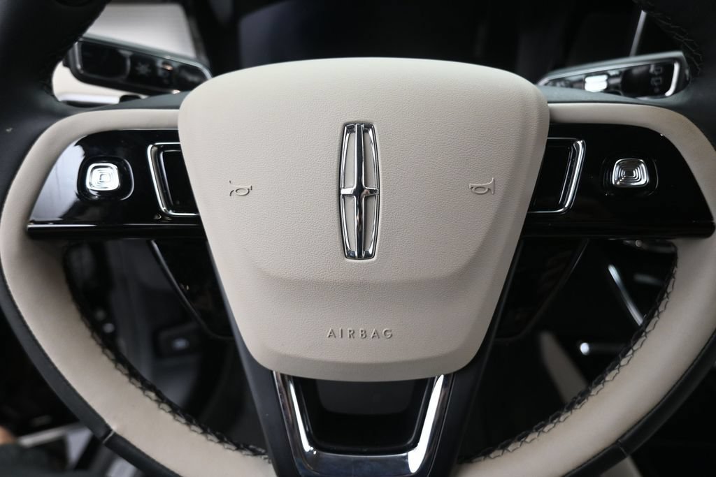 Used 2025 Lincoln Corsair AWD image 13