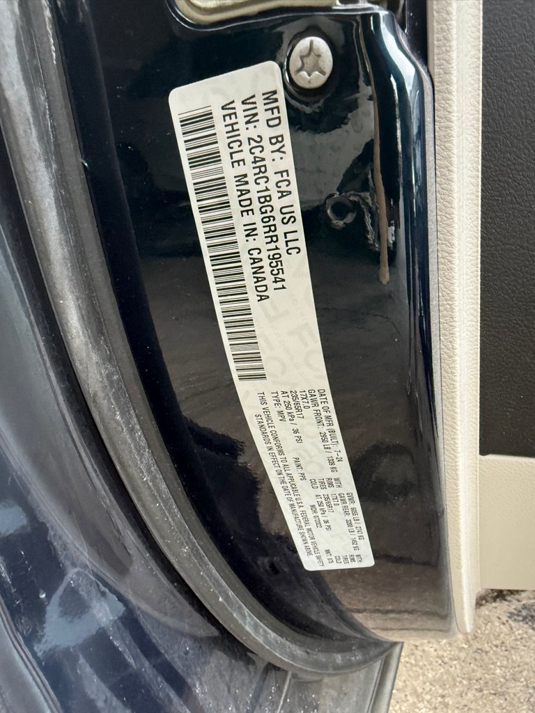 Used 2024 Chrysler Pacifica Touring-L FWD image 5
