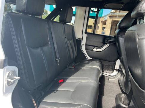 Used 2015 Jeep Wrangler Unlimited Sahara w/ Connectivity Group image 30
