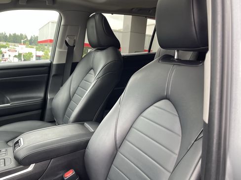 Certified 2024 Toyota Highlander XLE AWD/4WD image 19