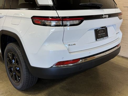Used 2023 Jeep Grand Cherokee Limited AWD/4WD image 17