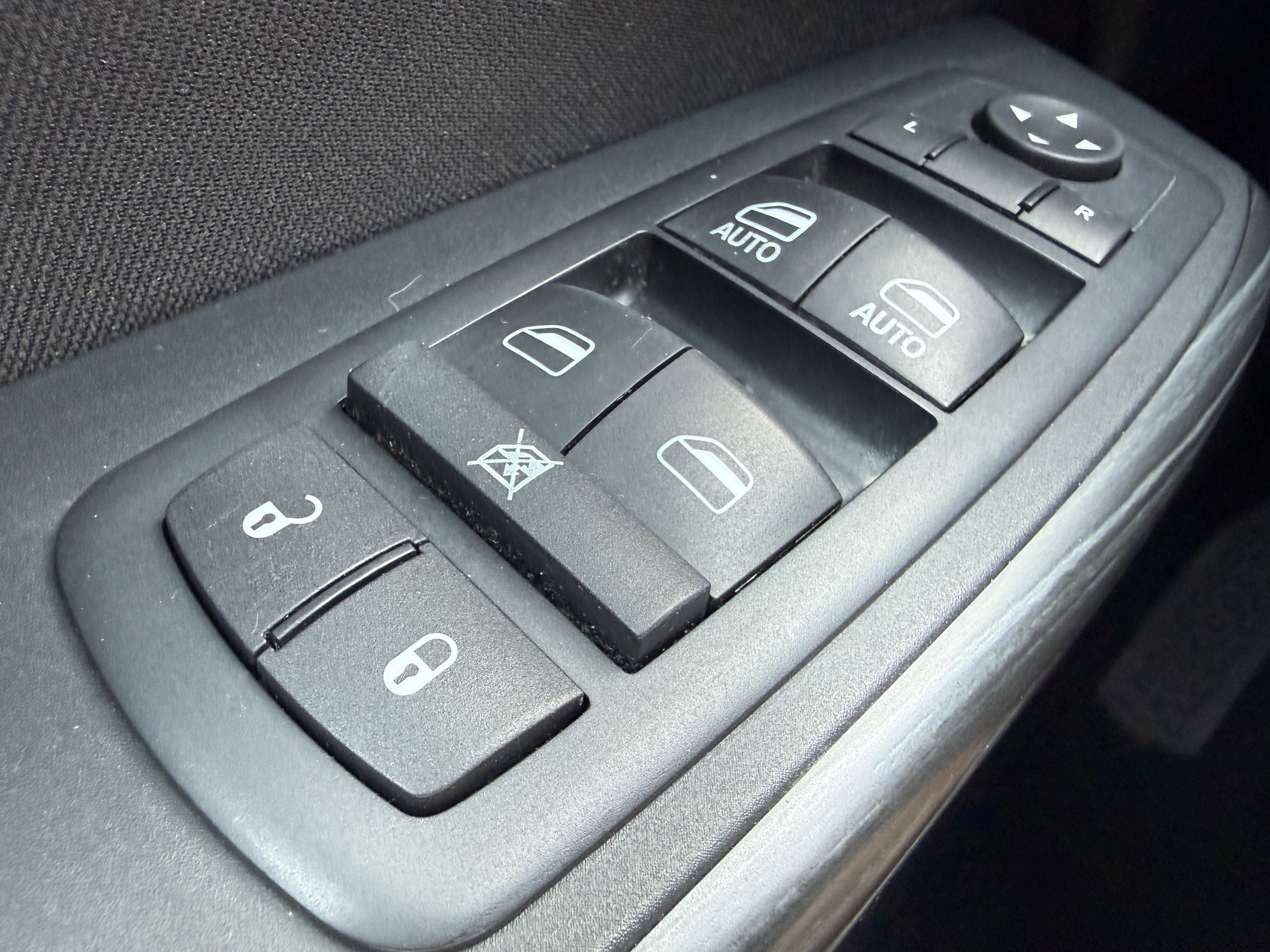 Used 2015 Jeep Cherokee Latitude w/ Cold Weather Group AWD/4WD image 32