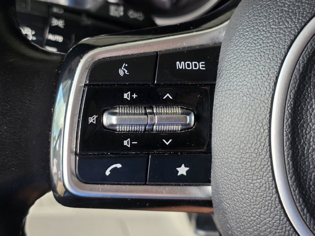 Used 2022 Kia Carnival EX FWD image 27