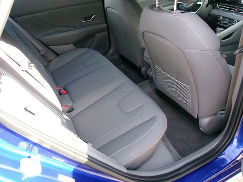 Used 2025 Hyundai Elantra SEL image 11