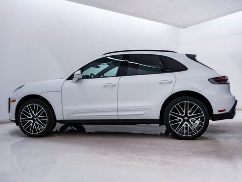 Certified 2025 Porsche Macan image 2