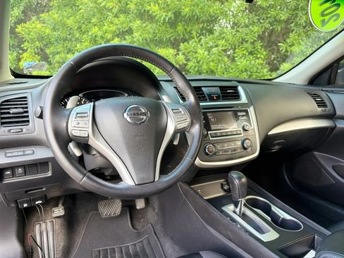 Used 2017 Nissan Altima 2.5 SR w/ Midnight Edition Package FWD image 4