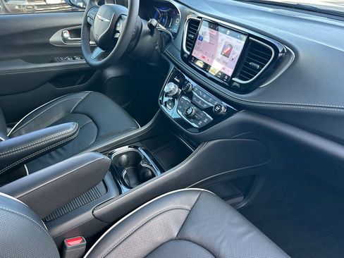 Used 2024 Chrysler Pacifica Limited w/ Uconnect Theater Family Group image 16