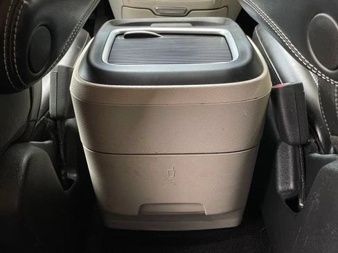 Used 2023 Chrysler Pacifica Touring-L FWD image 29