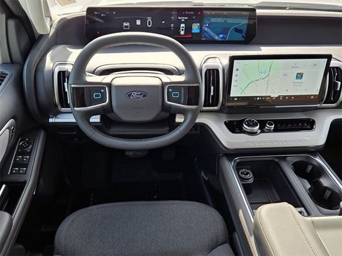 New 2025 Ford Expedition Active image 7