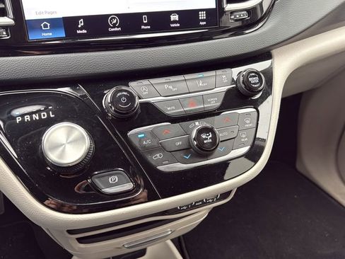 Used 2023 Chrysler Pacifica Touring-L FWD image 30