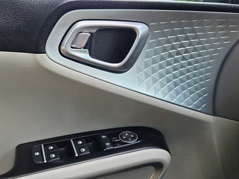 Used 2025 Kia Soul LX FWD image 23