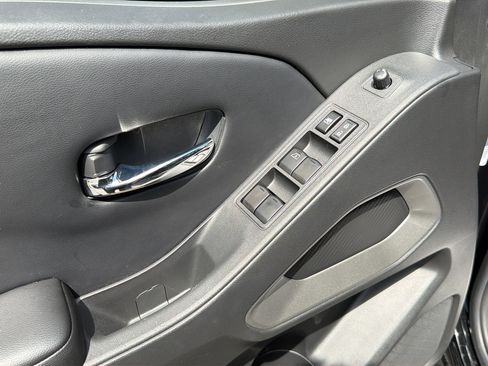 Certified 2025 Nissan Frontier SV RWD image 12