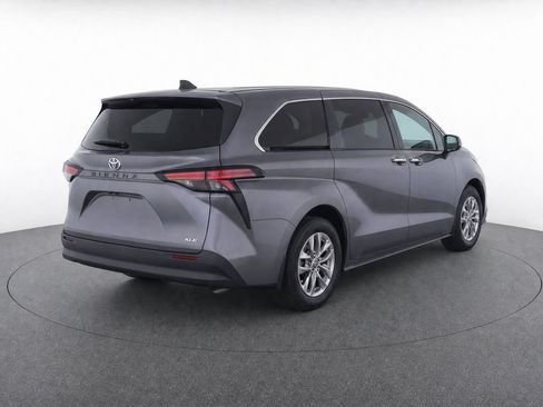 Used 2025 Toyota Sienna XLE FWD image 6