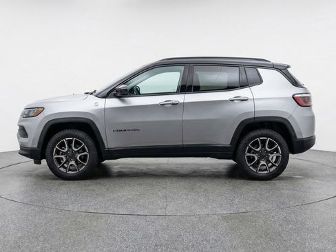 Used 2025 Jeep Compass Trailhawk AWD/4WD image 5