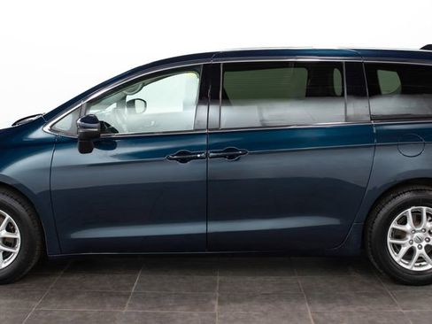 Used 2023 Chrysler Pacifica Touring-L FWD image 5
