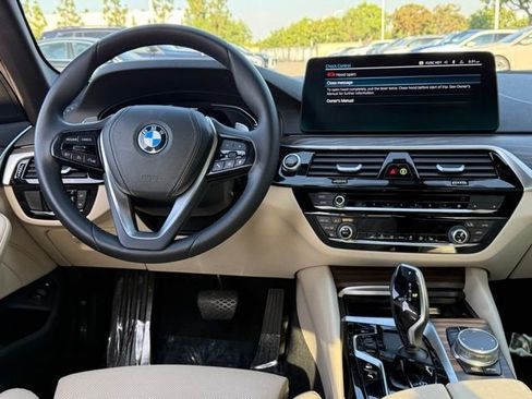 Certified 2023 BMW 530e w/ Convenience Package image 30