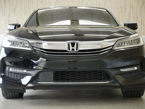 Used 2017 Honda Accord Touring image 3