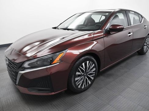 Used 2023 Nissan Altima 2.5 SV image 3