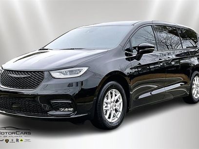 Used 2025 Chrysler Pacifica Select