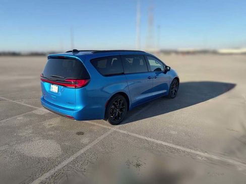 New 2026 Chrysler Pacifica Limited image 12