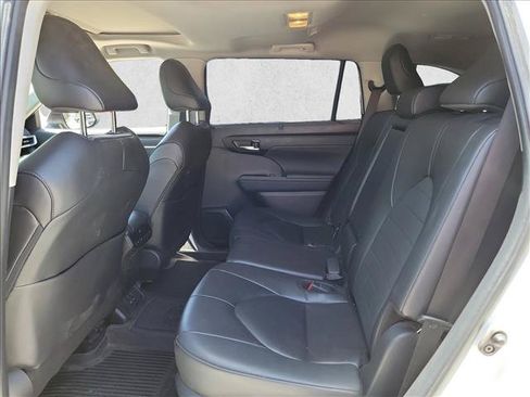 Used 2024 Toyota Highlander XLE FWD image 10