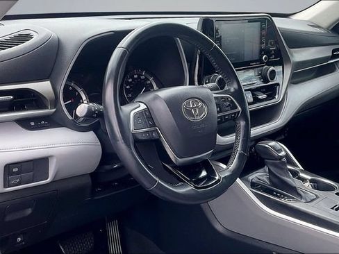 Used 2021 Toyota Highlander XLE FWD image 14