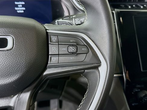 Used 2023 Jeep Grand Cherokee Laredo AWD/4WD image 21