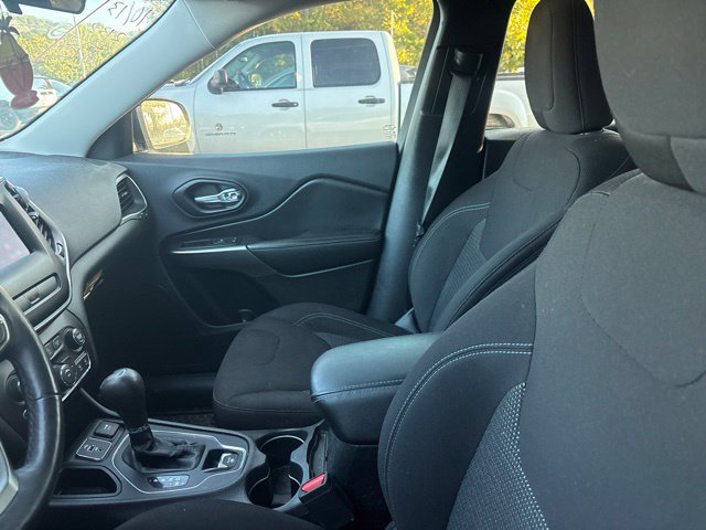 Used 2019 Jeep Cherokee Latitude w/ Cold Weather Group FWD image 5