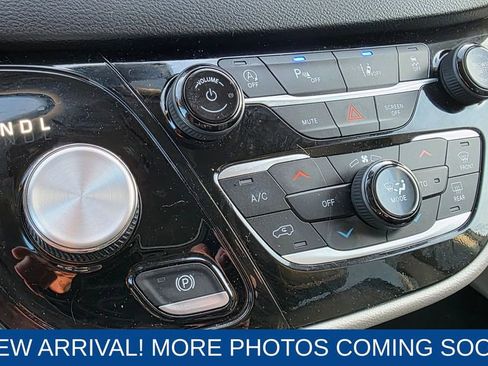 Used 2023 Chrysler Pacifica Touring-L image 19