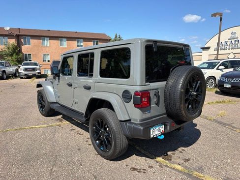 Used 2022 Jeep Wrangler Unlimited Sahara w/ Cold Weather Group AWD/4WD image 8