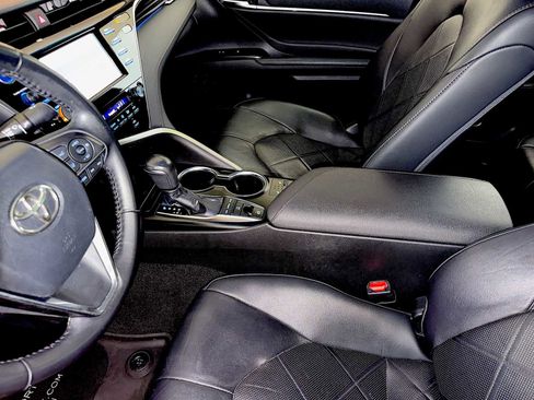 Used 2018 Toyota Camry XLE image 18