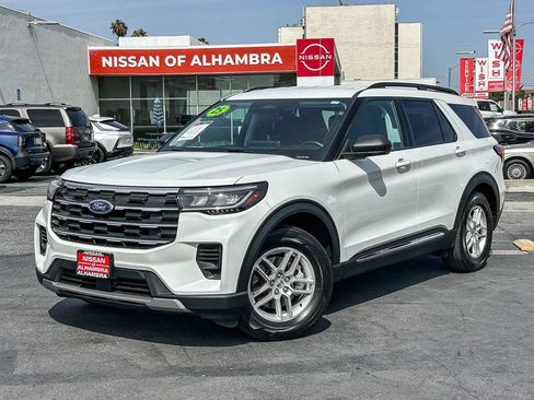 Used 2025 Ford Explorer Active RWD image 2