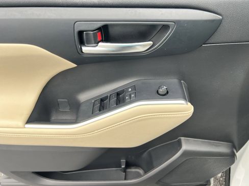 Used 2023 Toyota Highlander XLE image 15