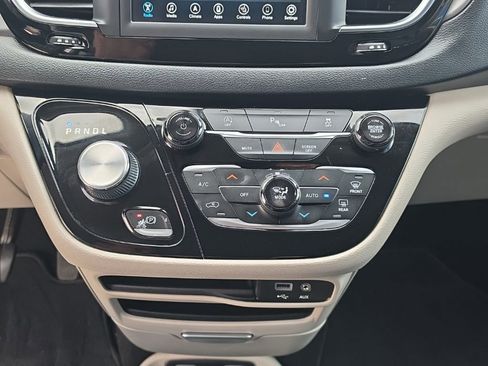 Used 2020 Chrysler Pacifica Touring-L FWD image 17