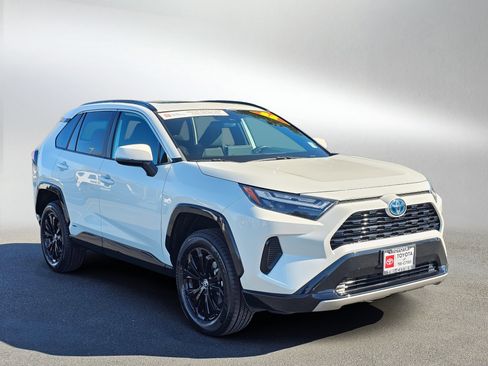 Used 2022 Toyota RAV4 SE w/ Convenience Package image 7